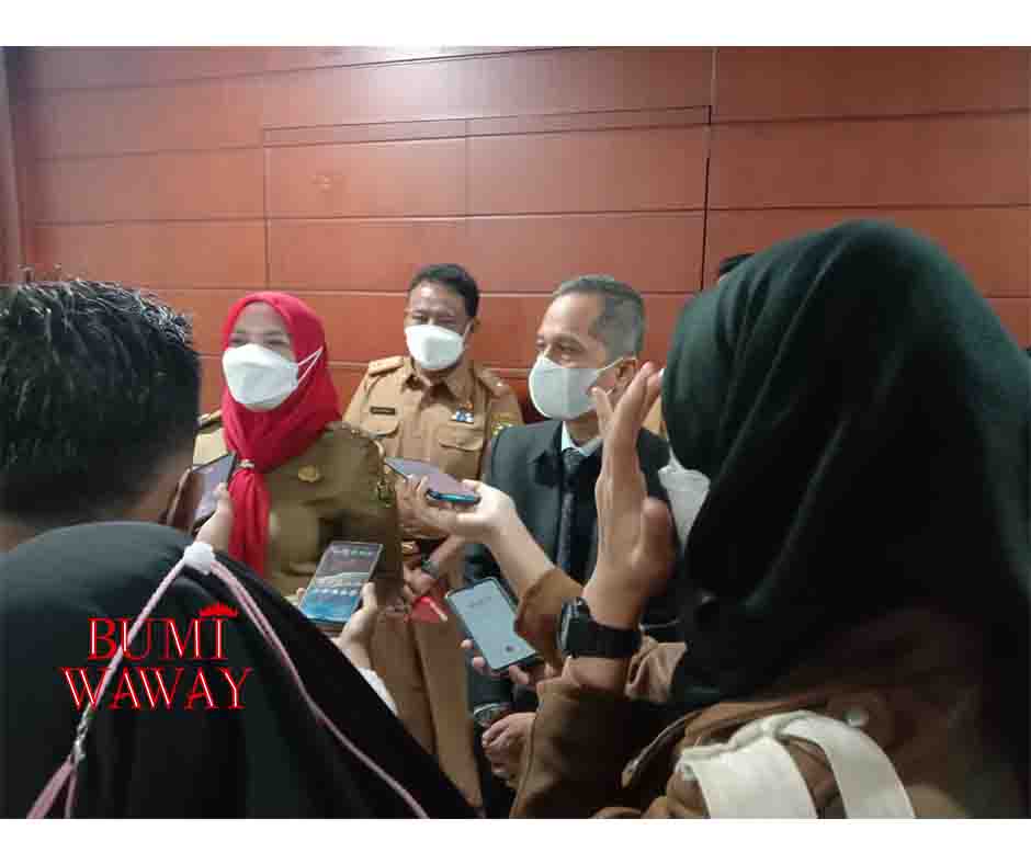 EVA MINTA UNILA BANTU ATASI SAMPAH