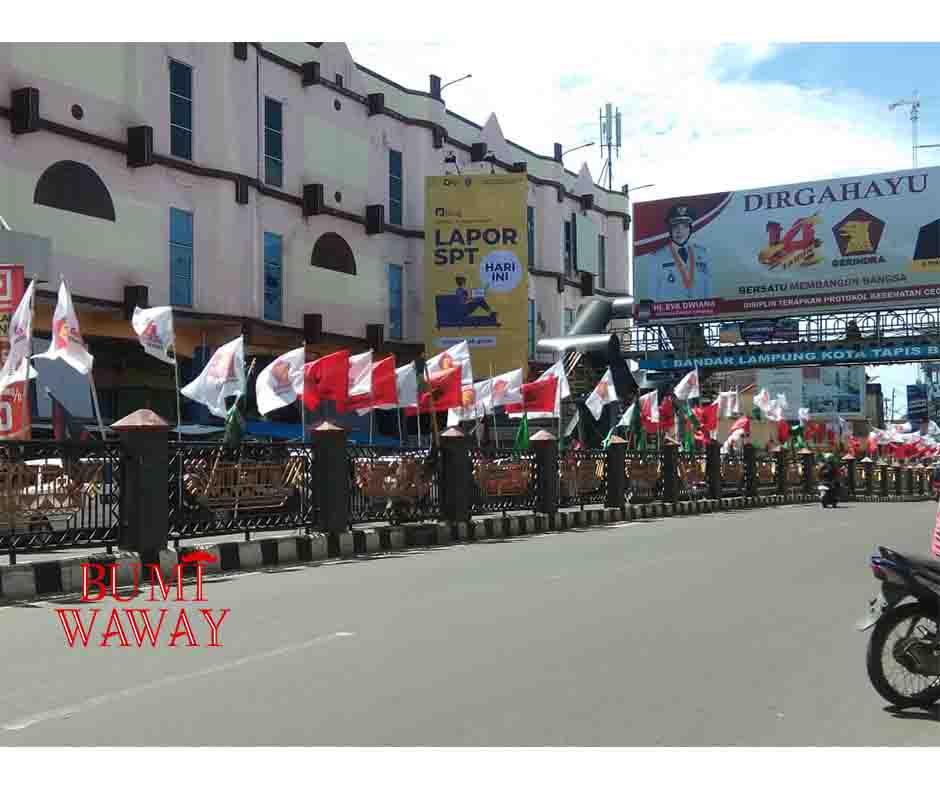 PEMKOT INSTRUKSIKAN PENCOPOTAN BENDERA PARTAI