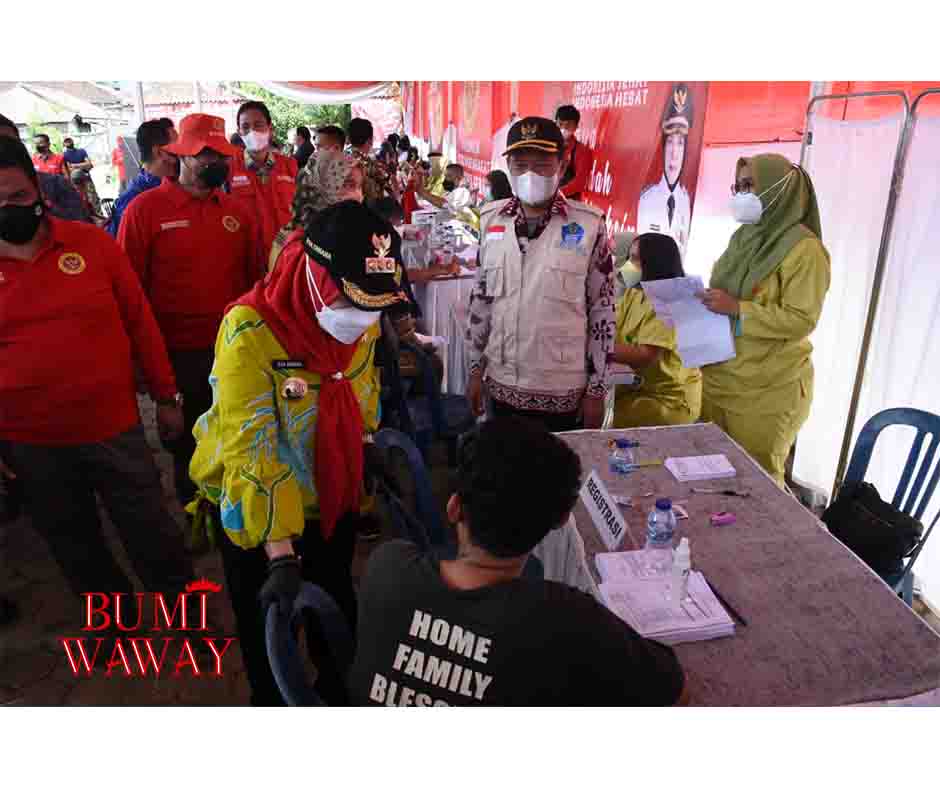 EVA TINJAU VAKSINASI MASSAL