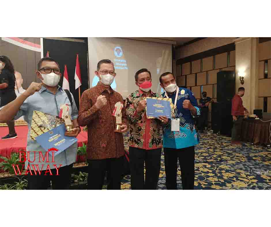 ARINAL TERIMA PENGHARGAAN INISIATOR OLAHRAGA