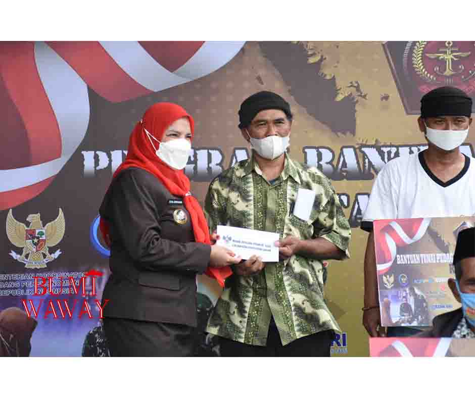 WALIKOTA BANDARLAMPUNG BERI BANTUAN KEPADA PKL DAN NELAYAN