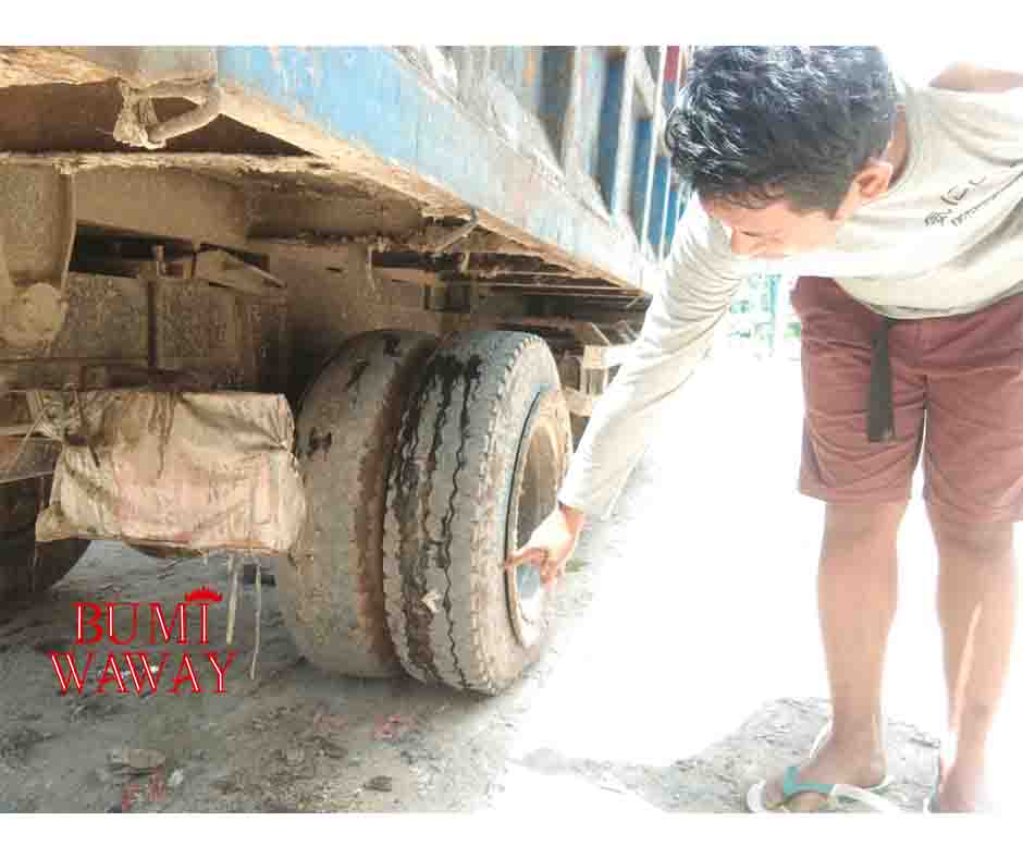 KELUHKAN BAN GUNDUL, TRUCK SAMPAH DLH TIDAK DAPAT PERHATIAN