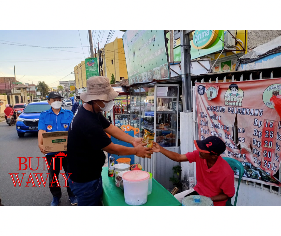 DPD KNPI BANDARLAMPUNG MEMBANTU MASYARAKAT&nbsp;&nbsp;BERBAGI MINYAK GORENG