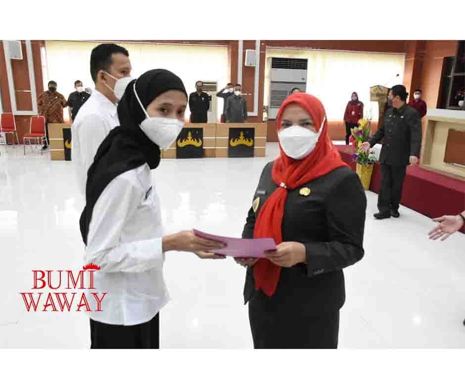 WALIKOTA BANDARLAMPUNG SERAHKAN SK PENGANGKATAN CPNS TENAGA MEDIS