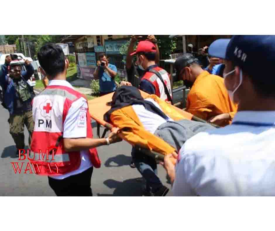 ENAM MAHASISWI PINGSAN DITENGAH AKSI DEMO