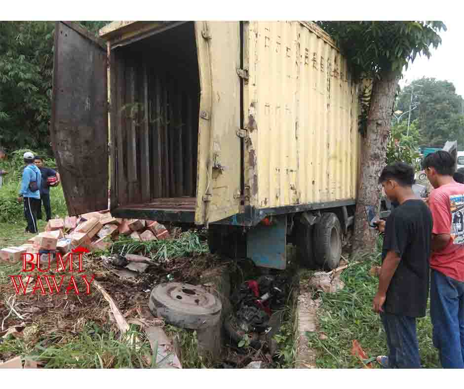 TRUCK MUATAN MAKANAN DAN MINUMAN KALENG TABRAK KENDARAAN R2 HINGGA TEWAS