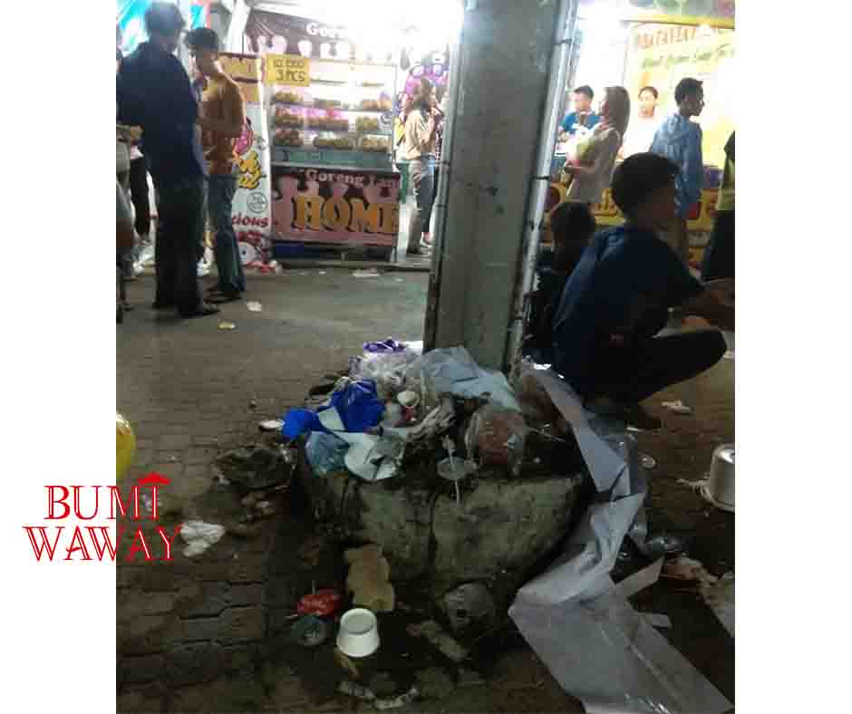 PENGUNJUNG SULIT TEMUKAN TEMPAT SAMPAH DI LAMPUNG FAIR 2022 SEHINGGA BERSERAKAN