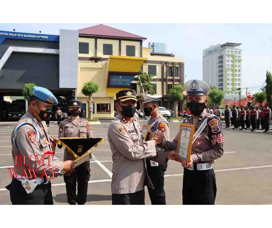 KAPOLRESTA BANDARLAMPUNG BERI PENGHARGAAN ANGGOTA BERPRESTASI