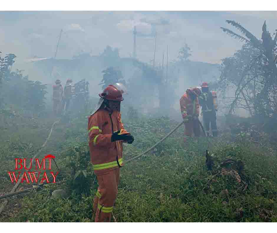 KEBAKARAN DI LAHAN TUMPUKAN BEKAS PENEBANGAN POHON