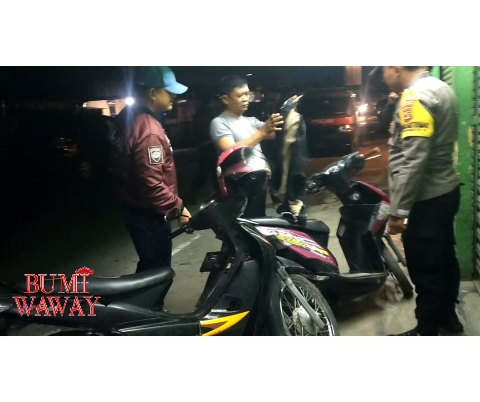 BAWA CELURIT, PEMUDA PENENGAHAN DIGIRING POLSEK SUKARAME