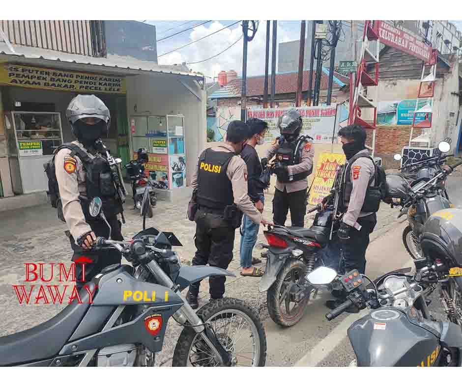 DIHENTIKAN KARENA TIDAK MENGGUNAKAN PLAT NOMOR, TIM PATROLI SAMAPTA POLRESTA BANDARLAMPUNG DAPATI BARANG HASIL CURIAN