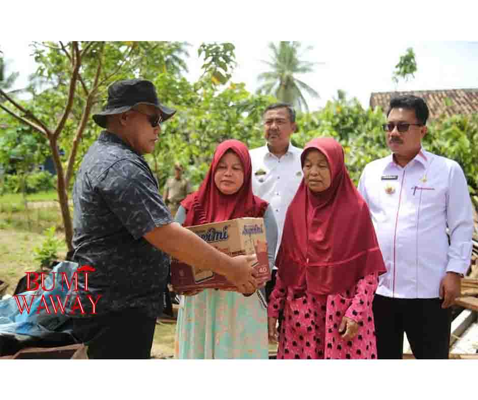 BUPATI LAMPUNG SELATAN BANTU PEMBANGUNAN RUMAH ROBOH WARGA SIDOMULYO
