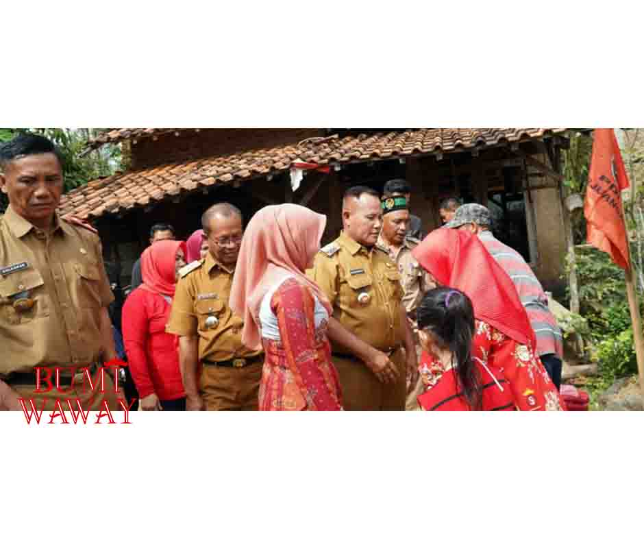 BUPATI NANANG ERMANTO BERI BANTUAN UNTUK WARGA KECAMATAN WAY SULAN YANG RUMAHNYA ROBOH