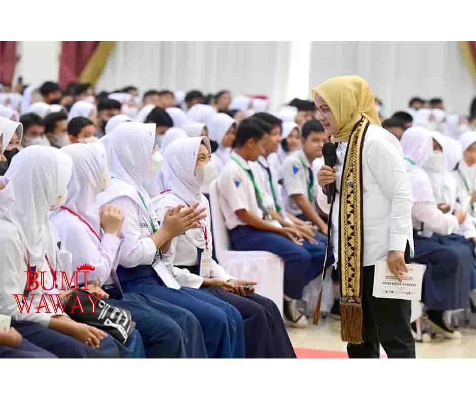KETUA TP PKK LAMPUNG DAMPINGI IBU IRIANA JOKOWI TINJAU SOSIALISASI BAHAYA NARKOBA KEPADA SEJUMLAH SISWA SMA