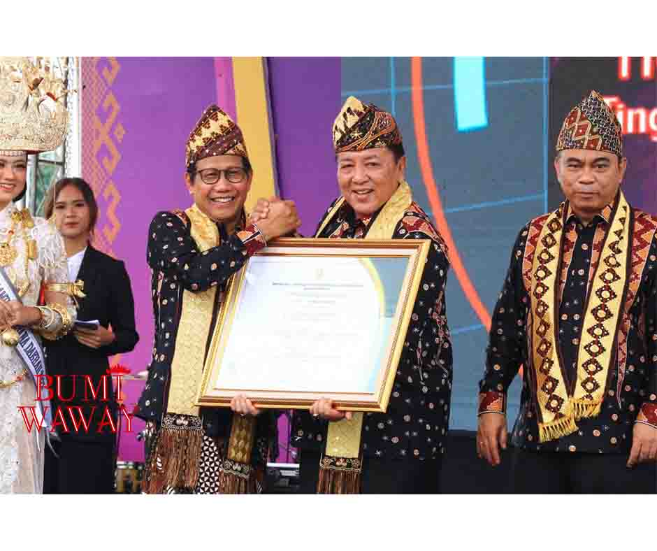 GUBERNUR ARINAL MENERIMA PENGHARGAAN LENCANA PEMBINA TINGKAT PROVINSI DARI MENTERI DESA, PDTT REPUBLIK INDONESIA