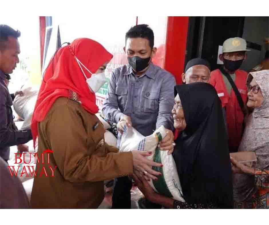 PEMKOT BANDARLAMPUNG SALURKAN BANTUAN BERAS KE MASYARAKAT KURANG MAMPU