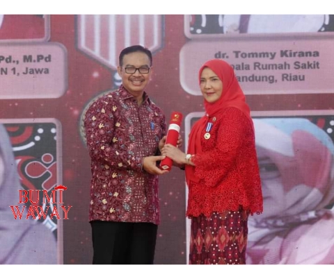 PEMKOT BANDARLAMPUNG TERIMA PENGHARGAAN MANGGALA KARYA KENCANA  DARI BKKBN