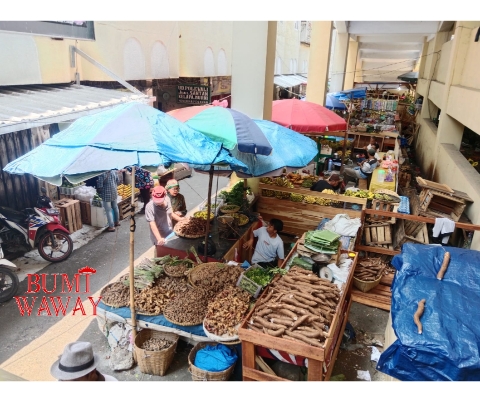 PEDAGANG KAKI LIMA MASIH NEKAT BERJULAN DI AREA LOKASI LUAR GEDUNG/LAHAN PARKIR PASAR SMEP