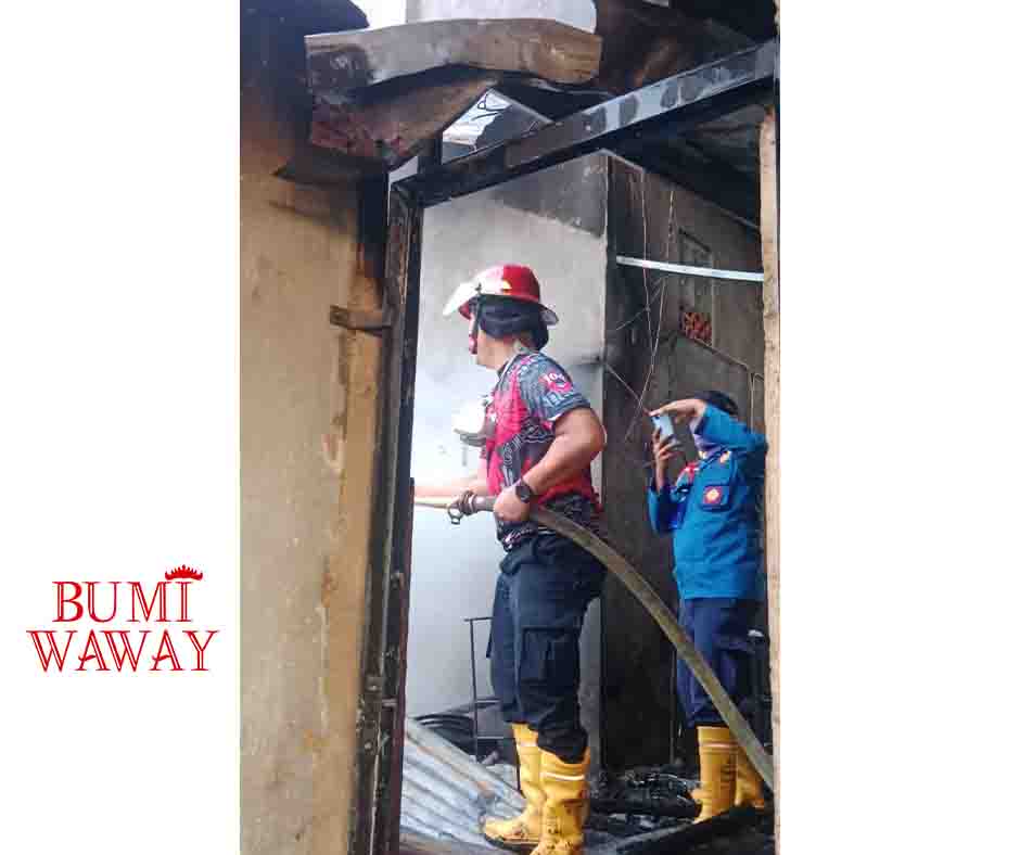 DIDUGA KORSLETING LISTRIK, RUMAH TINGGAL DI RAJABASA KEBAKARAN