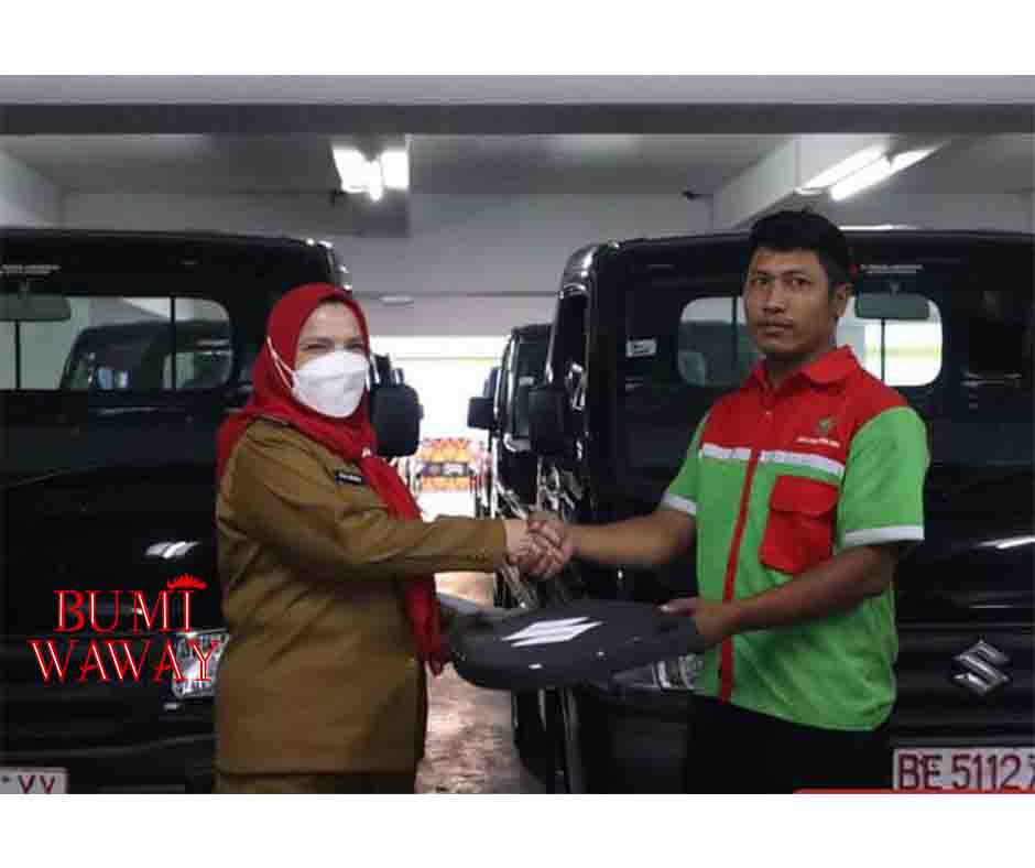 PEMKOT BANDARLAMPUNG SERAHKAN 8 UNIT MOBIL OPERASIONAL KE DLH