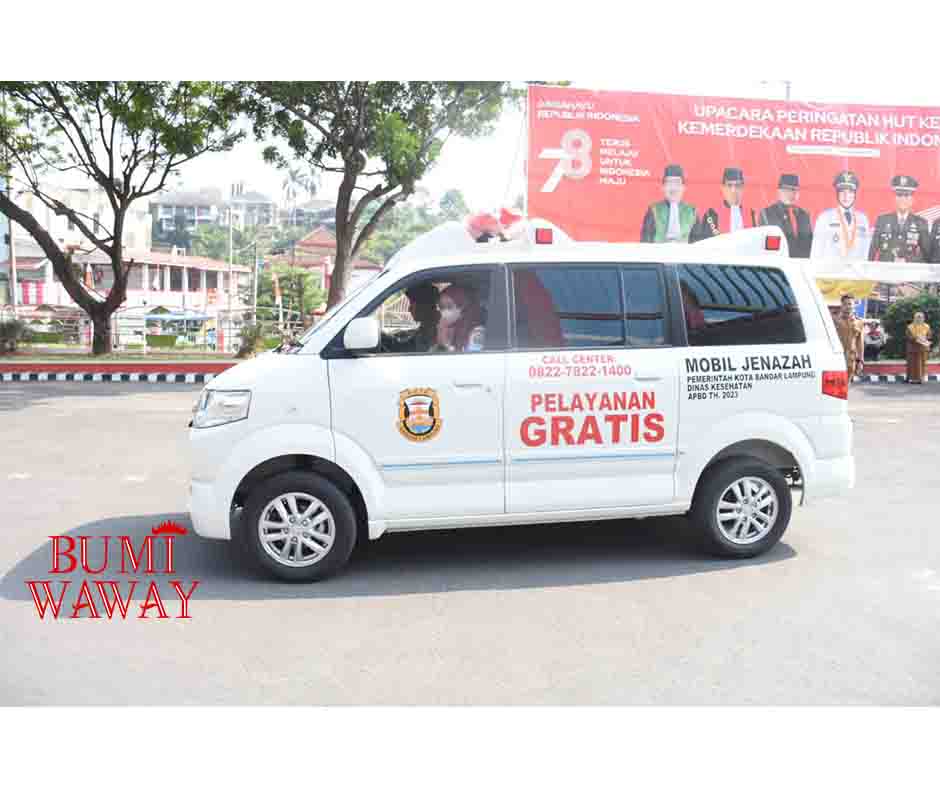 OPTIMALKAN PELAYANAN TERBAIK BAGI MASYARAKAT, EVA DWIANA SERAHKAN BANTUAN LIMA UNIT MOBIL AMBULANCE JENAZAH