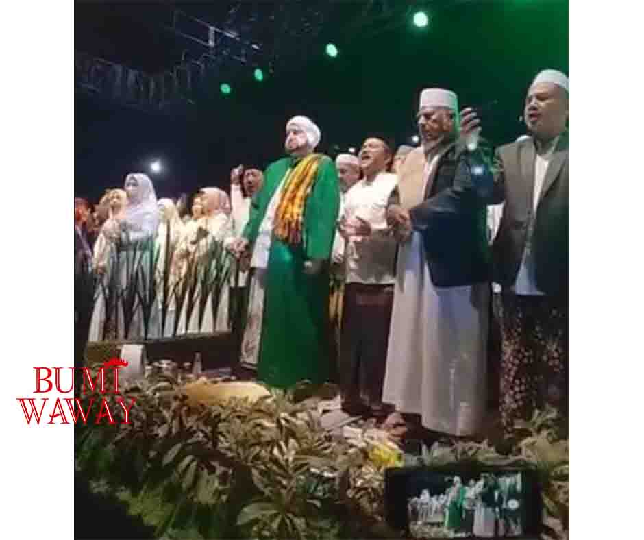 MASYARAKAT DAN WALIKOTA BANDARLAMPUNG BERSHOLAWAT BERSAMA HABIB SYECH BIN ABDUL QODIR ASSEGAF