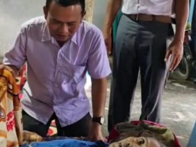 Penderita Stroke Terima Bantuan Kursi Roda, Anggota DPRD Wakili Bupati Serahkan Secara Langsung