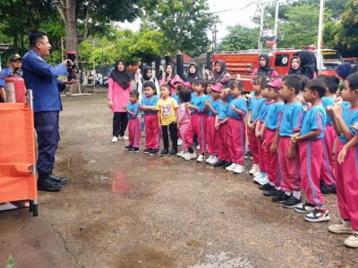 Murid TK Negeri Pembina Kalianda Belajar Jadi Petugas Damkar