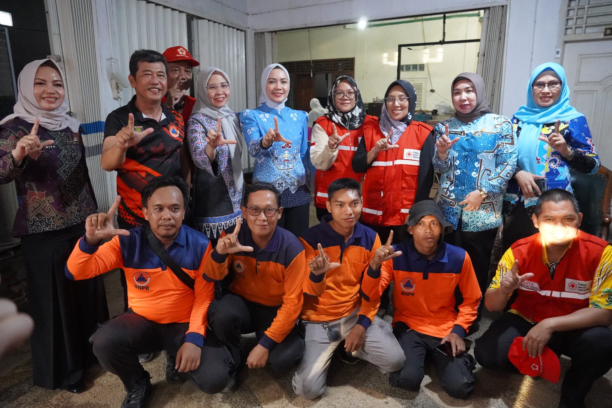 Ketua TP PKK Provinsi Lampung Apresiasi Relawan dan Serahkan Bantuan Banjir