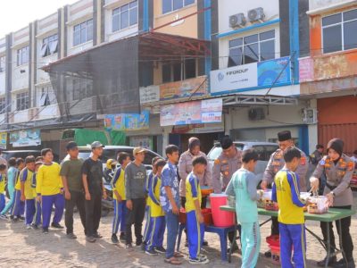 Polisi di Bandar Lampung Sajikan Ratusan Porsi Makan Bergizi Gratis Bagi Masyarakat