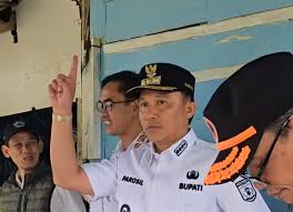 Tanggap Bencana, Bupati Lampung Barat Parosil Mabsus Ambil Langkah Cepat Atasi Longsor di Way Tenong
