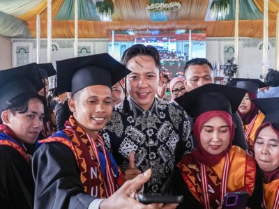 Wisuda Perdana Universitas Islam An Nur, Bupati Egi Hadiahkan Perbaikan Jalan Rp11 Miliar