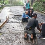 Jalan Tanjakan Sukarame Mulai Dikerjakan Secara Swadaya oleh Warga