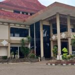 Viral! Anggota DPRD Jember Diduga Main Game dan Merokok Saat Rapat Kesehatan, Kini Disorot Publik