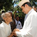 Iduladha Penuh Haru, Bupati Egi Datangi Rumah Mbah Mujiran dan Bawa Bantuan untuk Keluarga