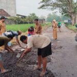 APBD Tidak Baik-Baik, Anggota Dewan Metro Ajak Warga Tambal Jalan Berlubang Di Jalan Nusantara